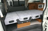 ベッド展開時、本車輌のベッドは基本は2人仕様。しかしリアに2人就寝を可能にするベッド板を付属させています。ここはご要望次第です