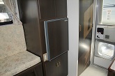 冷蔵庫 (43L)　冷蔵庫は小さなお子様にも取り出しやすい高さに設置されています