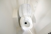 カセットトイレを設置可能　トラキャンでは上級グレードにのみ設置されてきたカセットトイレも設置可能です。