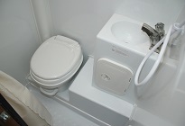 水洗式トイレとシャワーを完備。